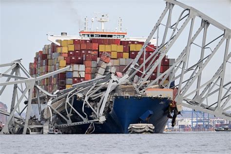 cargo ship crashes into bridge baltimore